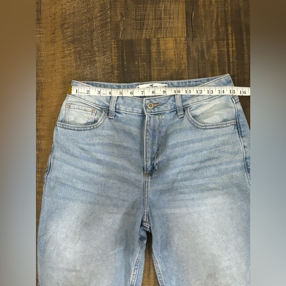 Hollister Vintage Curvy High Rise Jeans - Picture 11 of 12